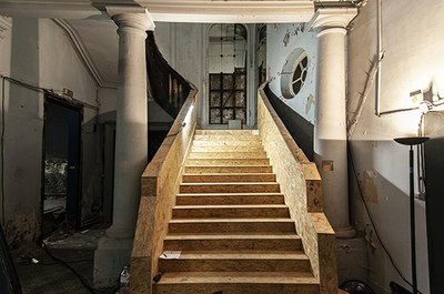L’escalier d’honneur est soigneusement protégé durant le chantier (fin 2018). 