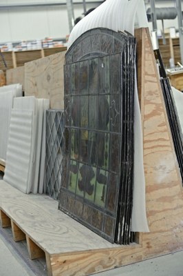 Les vitraux démontés avant leur restauration (photo 2017) © urban.brussels