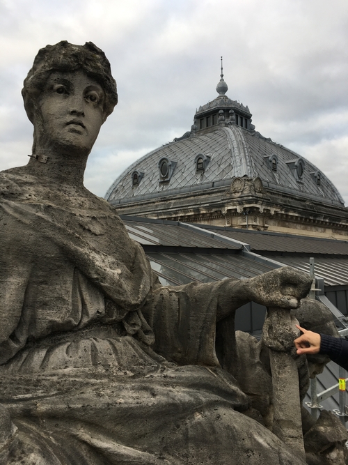 bourse, statue sur le toit