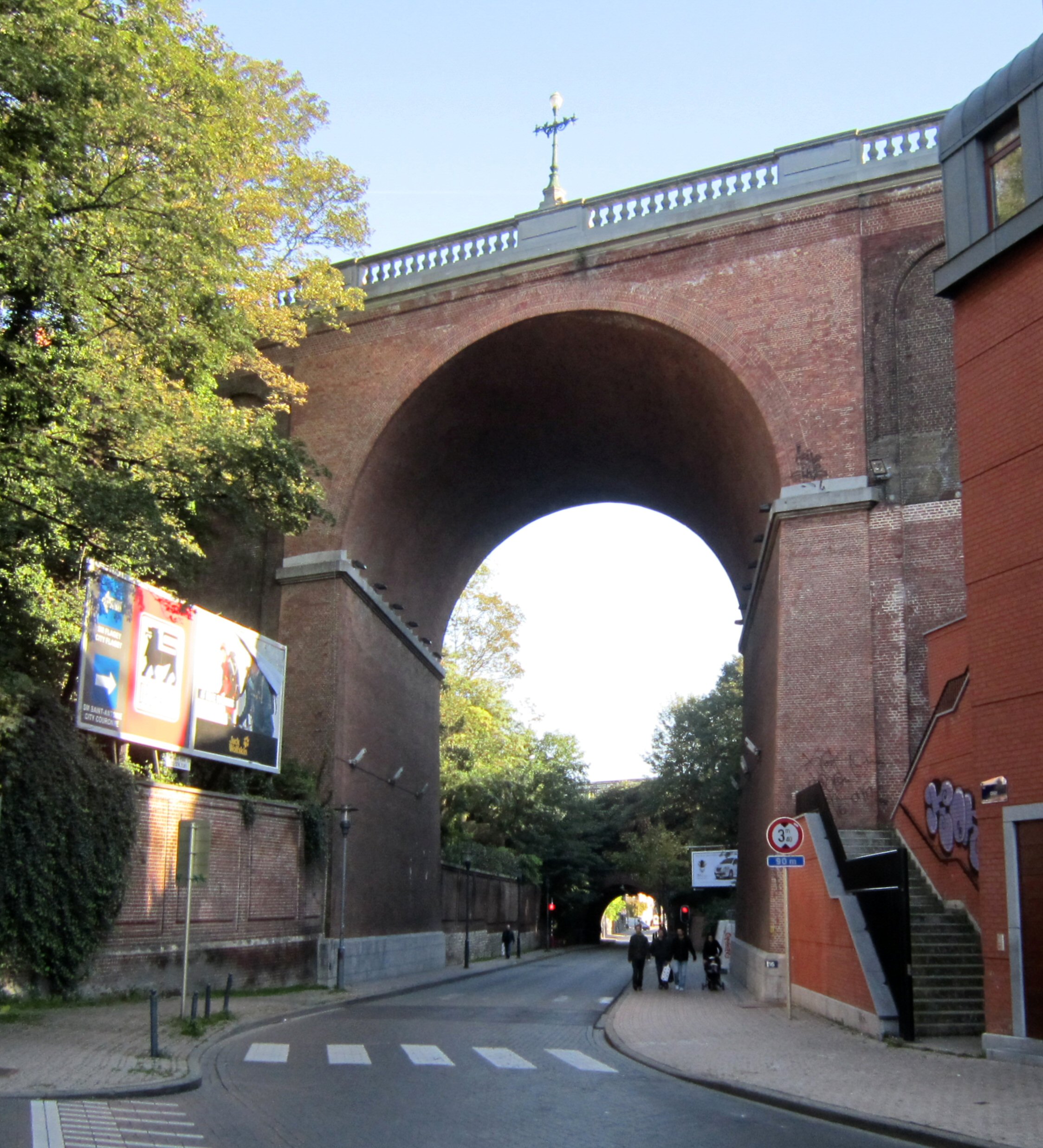 Pont surplombant la rue Gray